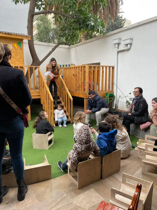 Constanza Marín (autora) realiza cuentacuentos de Emilia encuentra una solución.