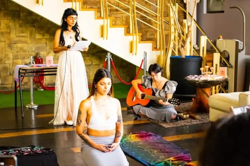 Conny Asfura (autora), Descomponedora y Romanett Arancibia en el lanzamiento de «Ave María latina»