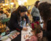 Dra. Clau Morales firmando libros en el lanzamiento de ¡Chao, chupete!