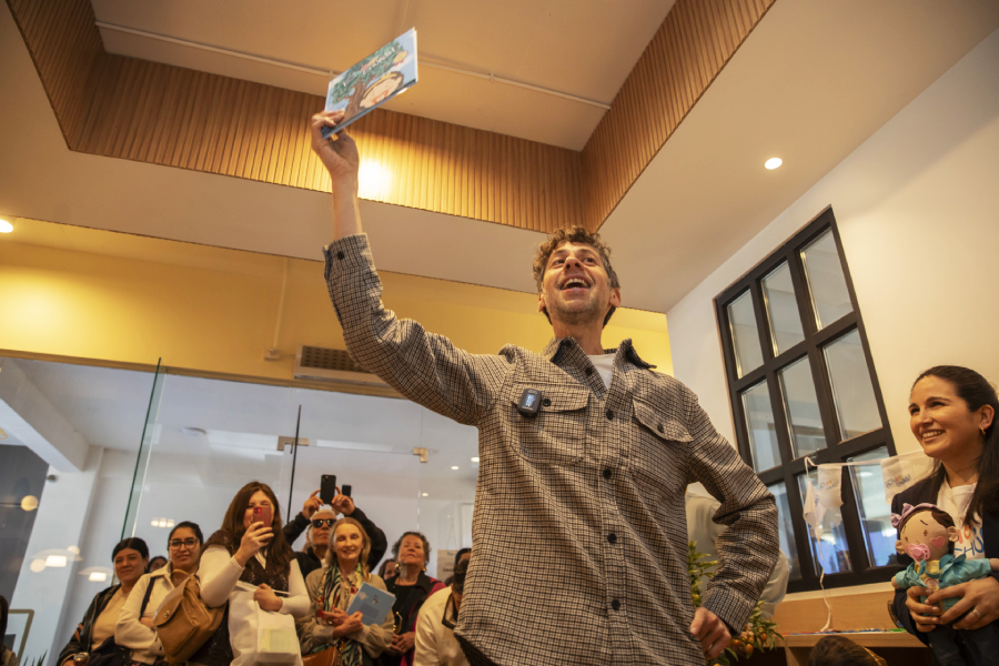 Nico Toro haciendo cuentacuentos en el lanzamiento de ¡Chao, chupete!